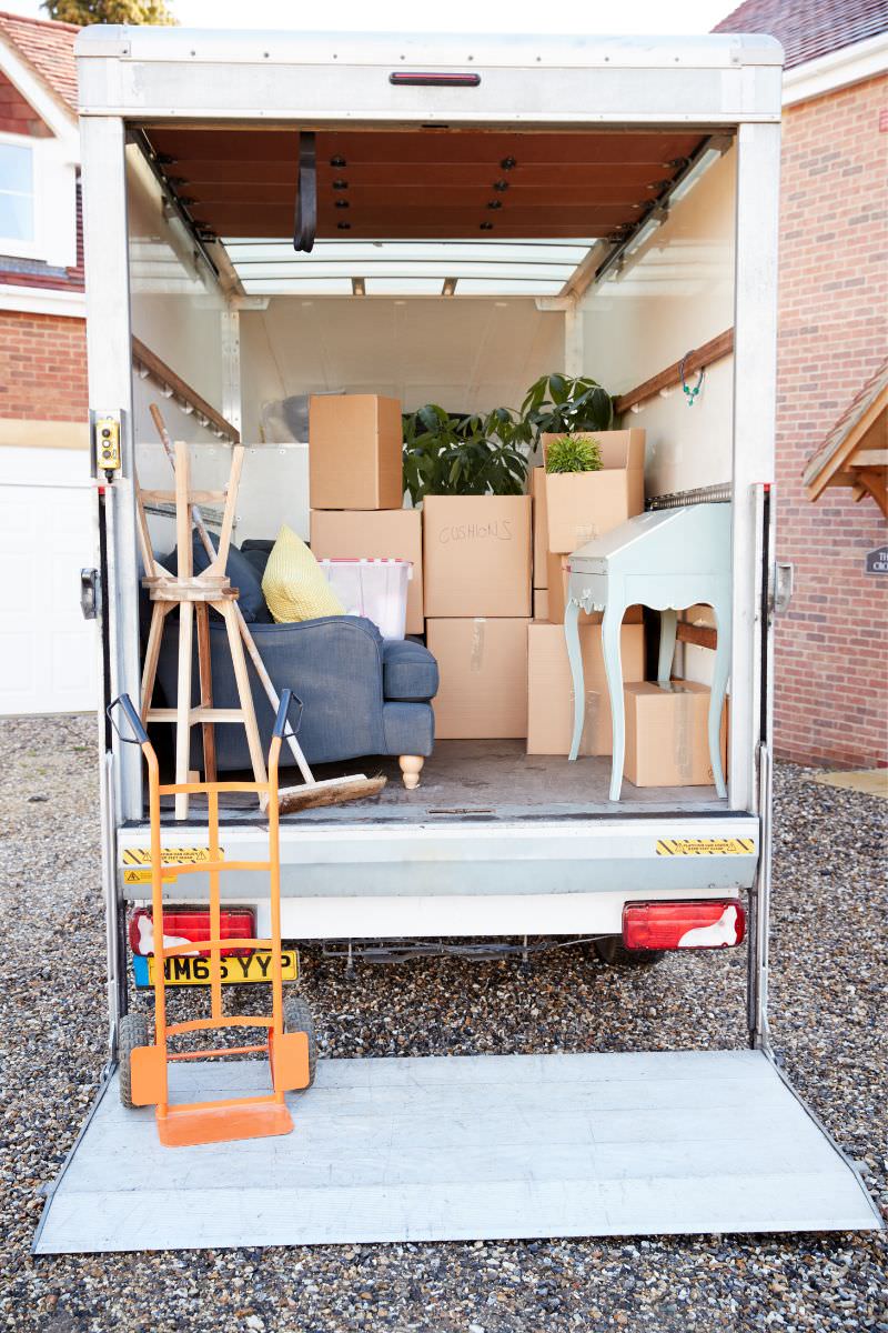 Umzugsunternehmen Ratingen Umzugsunternehmen Ratingen: Geöffneter Umzugs-LKW mit Kartons und Möbeln