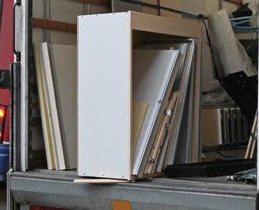 Möbel und Verpackungen im geöffneten Laderaum eines Transporters – Beiladung Ratingen