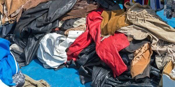 Entrümpelung in Ratingen: Berg aus Kleidung und Stoffen