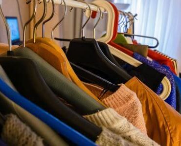 Entrümpelung in Ratingen: Kleidung auf Bügeln in einem Raum