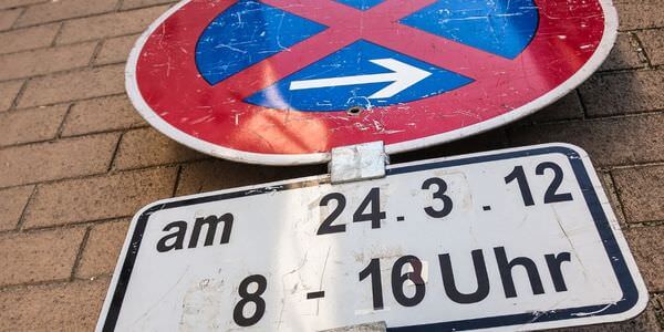 Mobiles Halteverbotsschild mit Zusatzschild für Datum und Uhrzeit – Halteverbotszone Ratingen