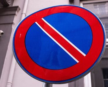 Halteverbotsschild an einer Hauswand – Halteverbotszone Ratingen