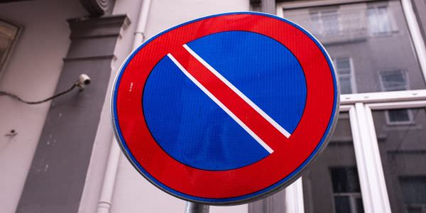 Halteverbotszone Ratingen: Halteverbotsschild an einer Hauswand