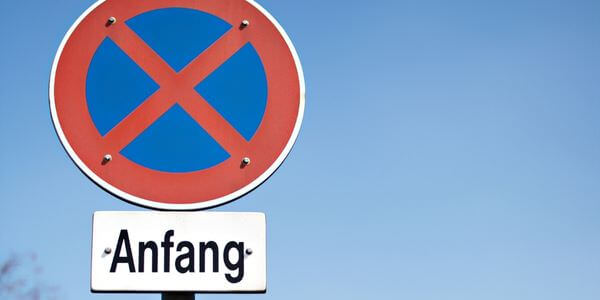 Halteverbotsschild mit Zusatzschild „Anfang“ – Halteverbotszone in Ratingen