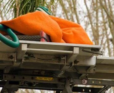 Möbellift transportiert ein Bündel Bettzeug nach oben – Möbellift in Ratingen