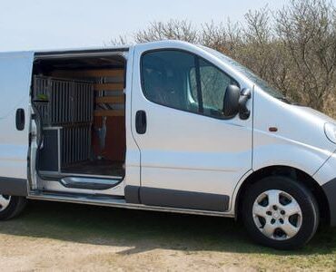 Weißer Transporter mit geöffneter Schiebetür – Transporter mieten in Ratingen